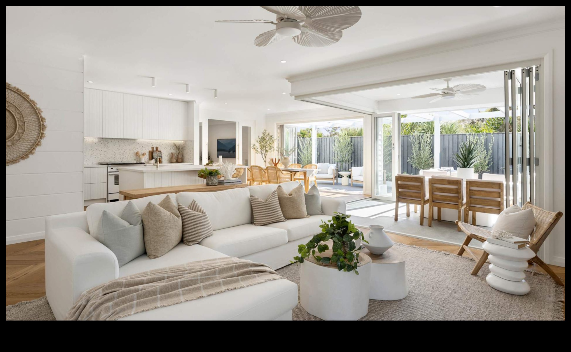 Coastal Lounge Relaxați-vă în stilul 5 Care sunt câteva sfaturi pentru decorarea unei zone de lounge în aer liber cu o atmosferă de coastă?