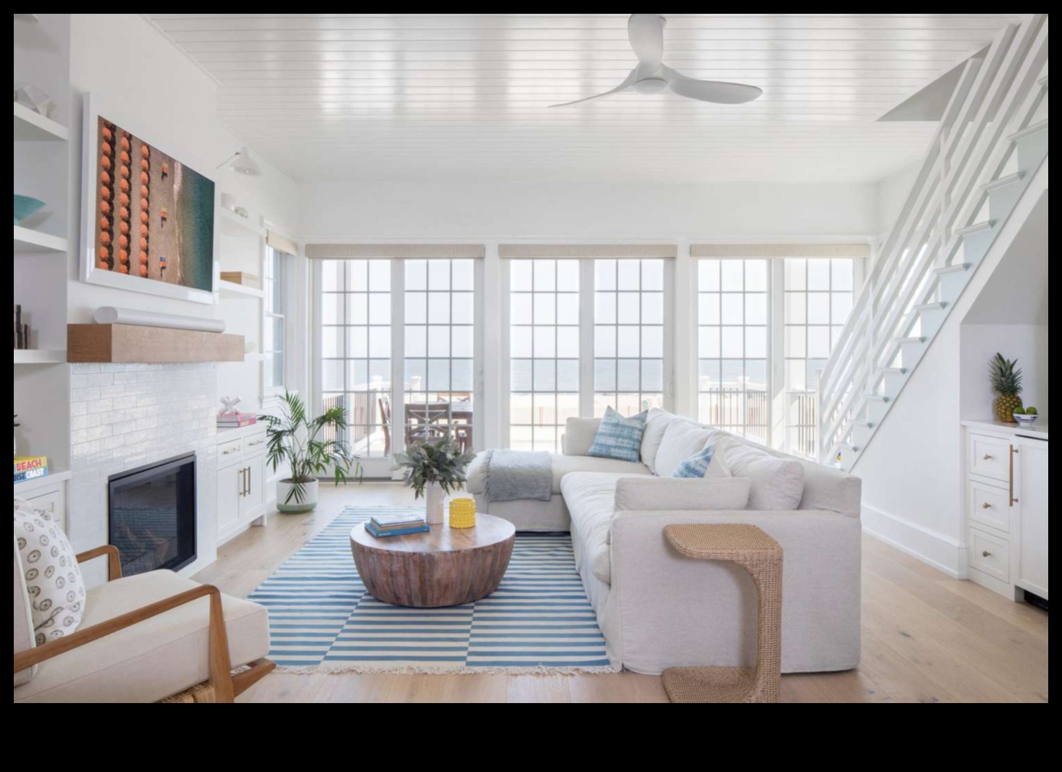 Coastal Lounge Relaxați-vă în stilul 3 Care sunt câteva sfaturi pentru decorarea unei zone de lounge în aer liber cu o atmosferă de coastă?