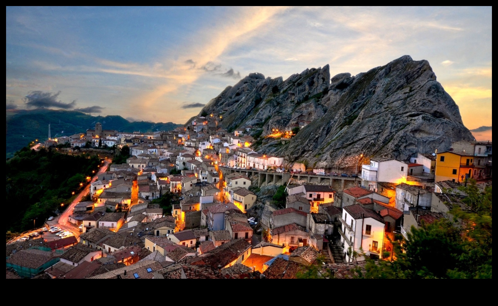 Vederi la sat și la oraș: fermecătoare și pitorească