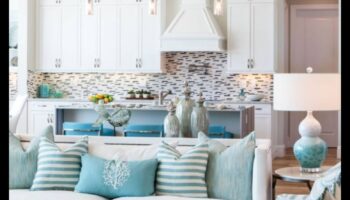 Care sunt câteva sfaturi pentru decorarea unei zone de lounge în aer liber cu o atmosferă de coastă?