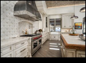 Care sunt cele mai bune moduri de a folosi marmura în designul bucătăriei pentru o senzație de lux?