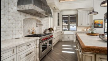 Care sunt cele mai bune moduri de a folosi marmura în designul bucătăriei pentru o senzație de lux?