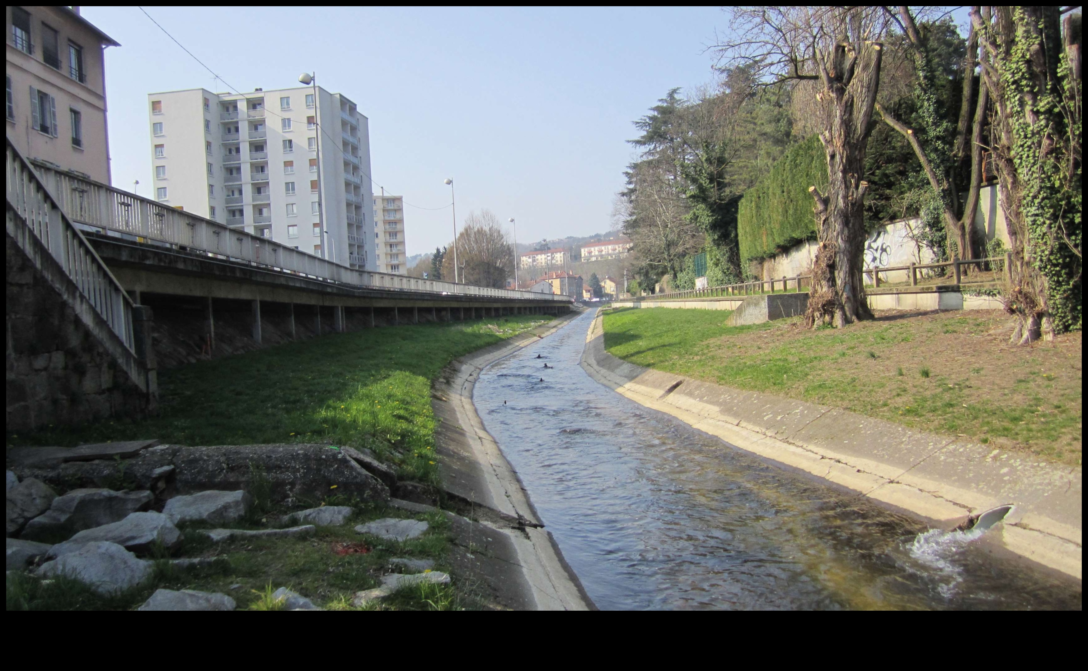 Râuri urbane: căi navigabile care curg prin peisaje urbane