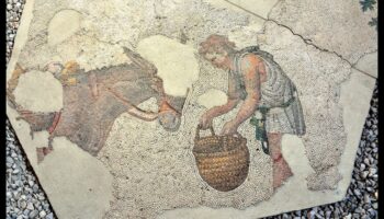 Vederi de sacristie: scene ale vieții cotidiene în vestriile bizantine