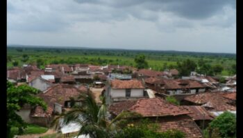 Vederi la sat și la oraș: fermecătoare și pitorească